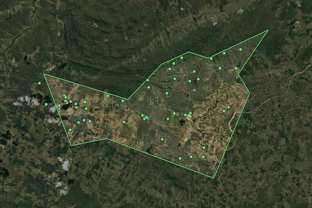 Imagem de satélite de Umari (CE), com o contorno do município e a posição dos imóveis desta página.