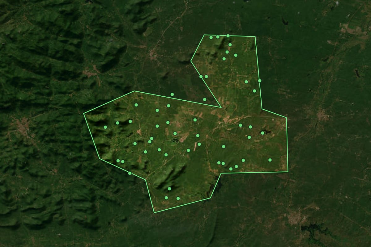 Imagem de satélite de Umirim (CE), com o contorno do município e a posição dos imóveis desta página.