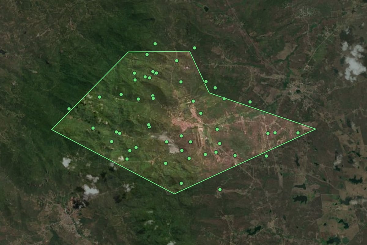Imagem de satélite de Uruburetama (CE), com o contorno do município e a posição dos imóveis desta página.