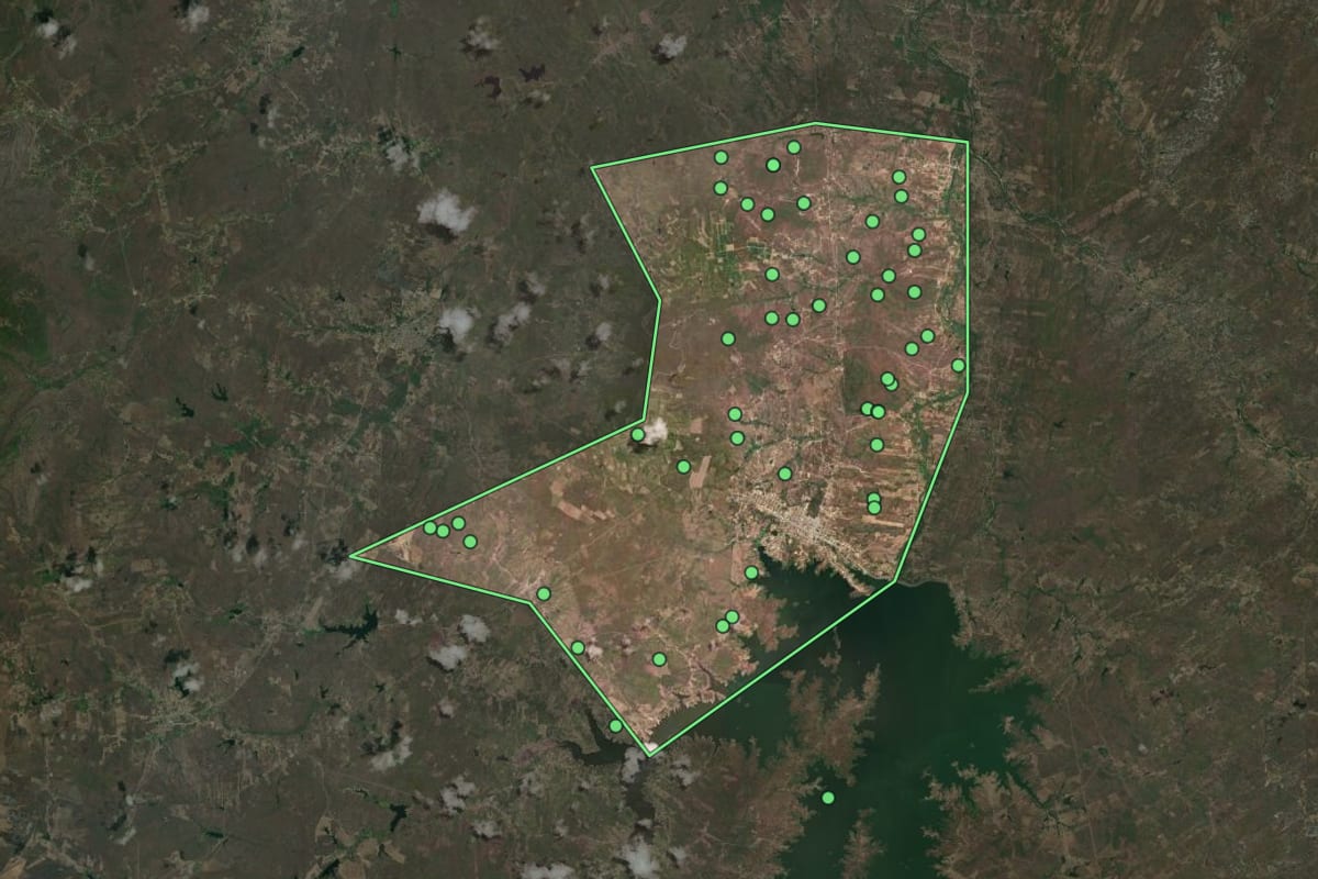 Imagem de satélite de Varjota (CE), com o contorno do município e a posição dos imóveis desta página.
