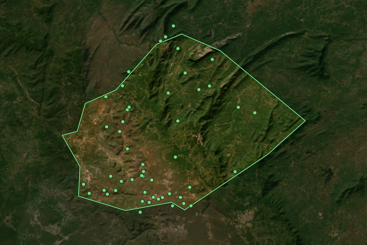 Imagem de satélite de Viçosa do Ceará (CE), com o contorno do município e a posição dos imóveis desta página.