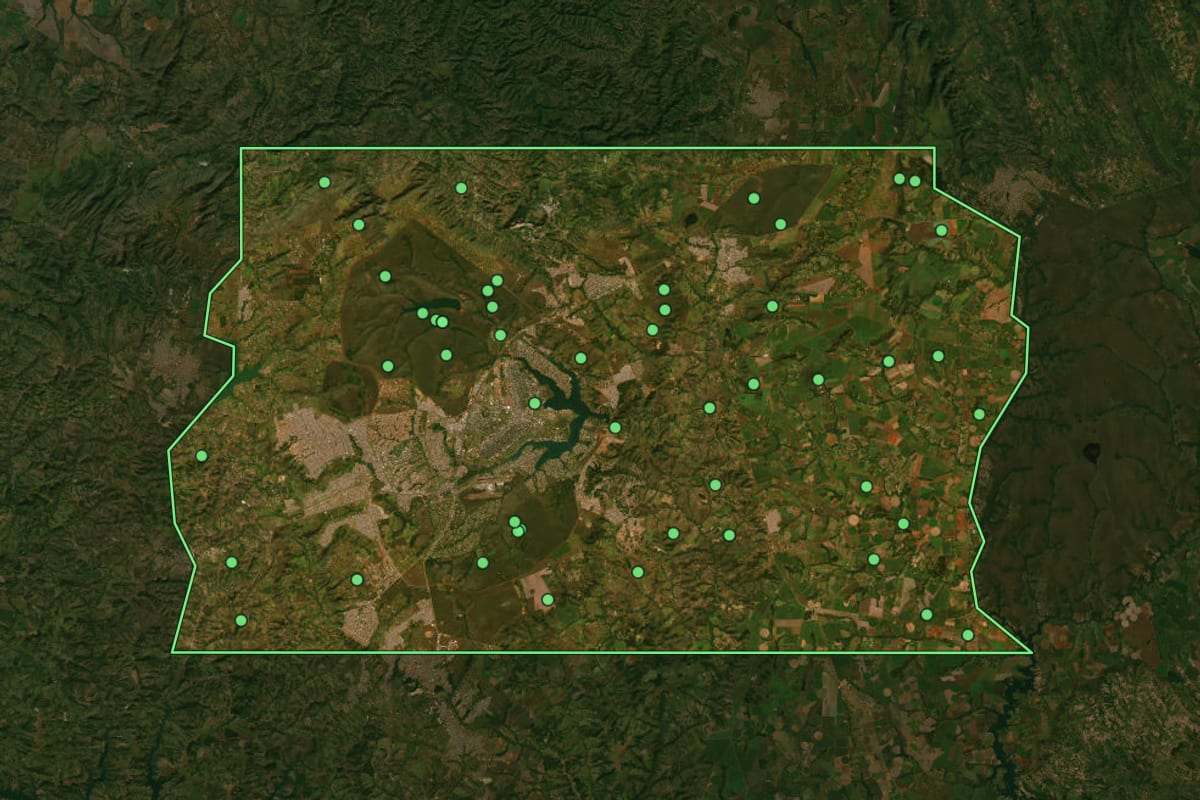 Imagem de satélite de Brasília (DF), com o contorno do município e a posição dos imóveis desta página.