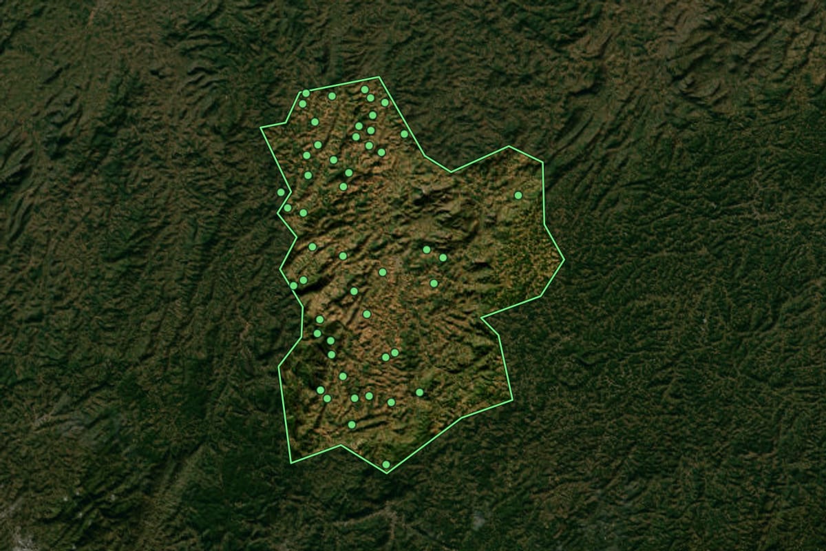 Imagem de satélite de Afonso Cláudio (ES), com o contorno do município e a posição dos imóveis desta página.