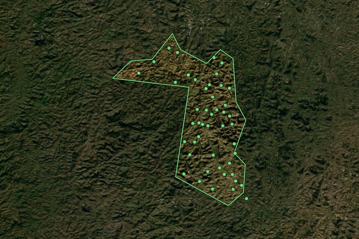 Imagem de satélite de Água Doce do Norte (ES), com o contorno do município e a posição dos imóveis desta página.