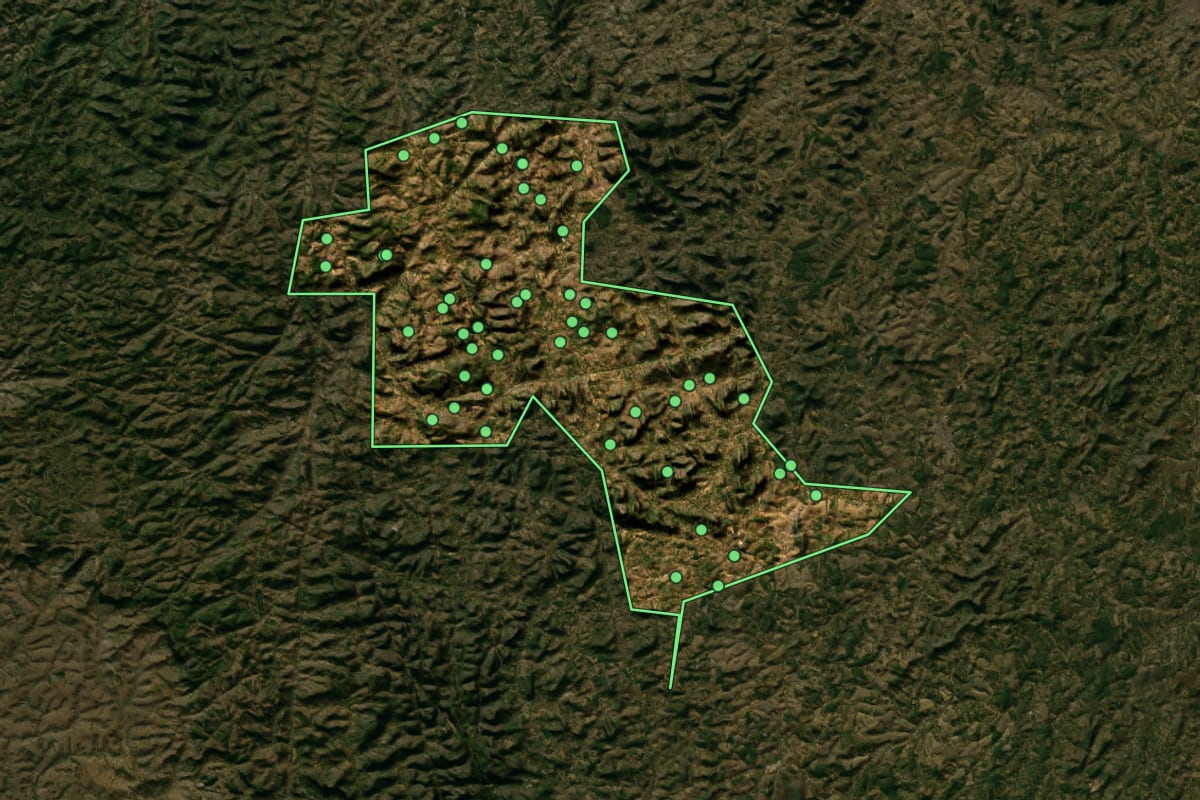 Imagem de satélite de Águia Branca (ES), com o contorno do município e a posição dos imóveis desta página.