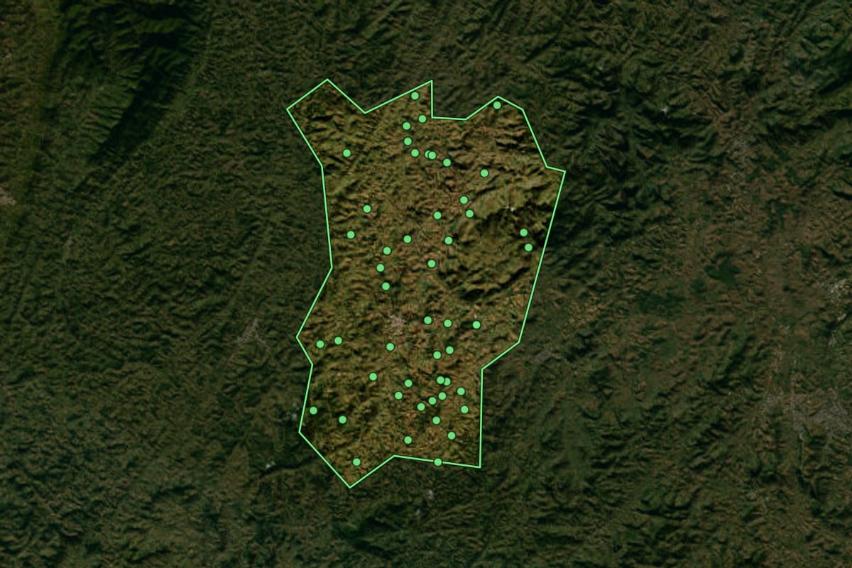 Imagem de satélite de Alegre (ES), com o contorno do município e a posição dos imóveis desta página.