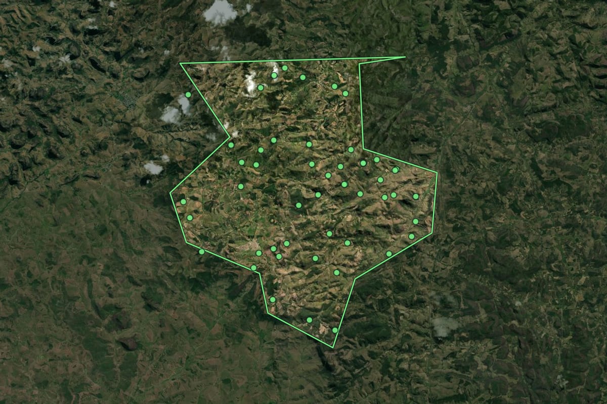 Imagem de satélite de Alto Rio Novo (ES), com o contorno do município e a posição dos imóveis desta página.