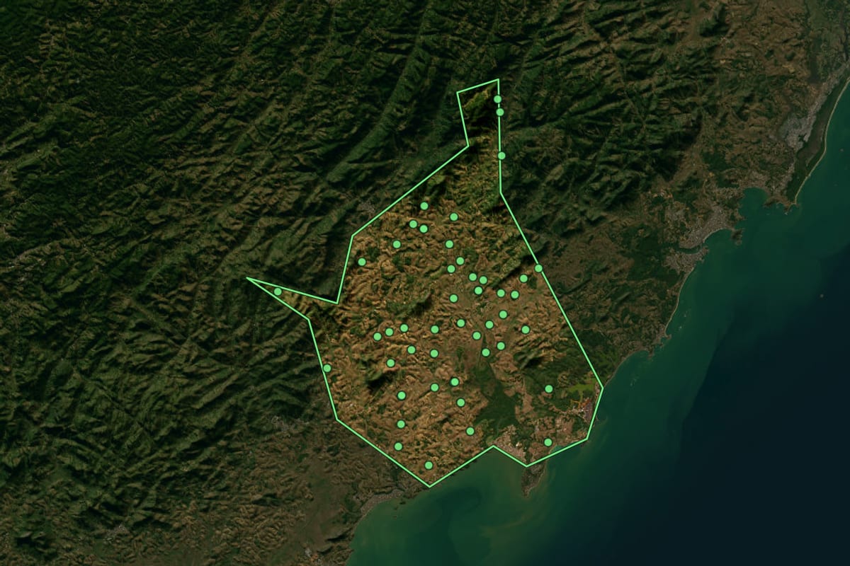 Imagem de satélite de Anchieta (ES), com o contorno do município e a posição dos imóveis desta página.