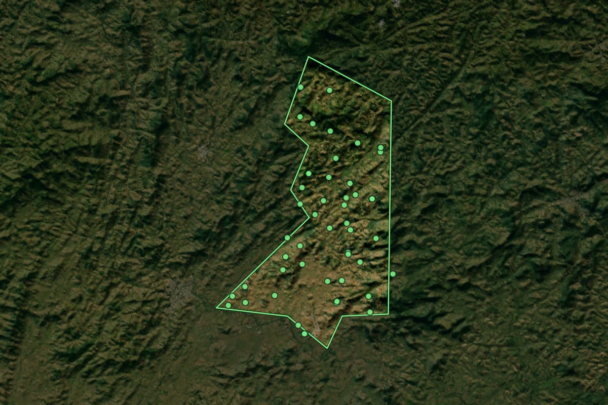 Imagem de satélite de Apiacá (ES), com o contorno do município e a posição dos imóveis desta página.