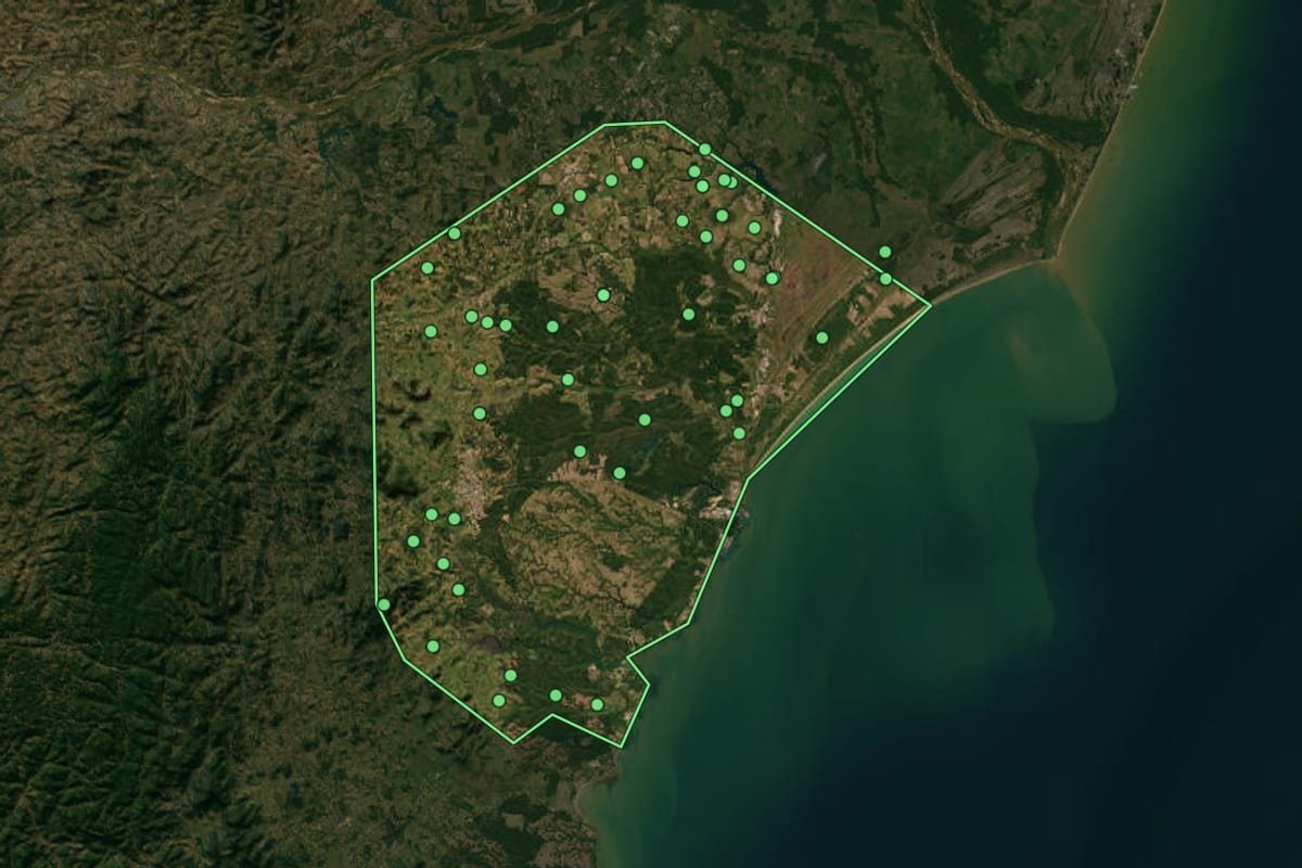Imagem de satélite de Aracruz (ES), com o contorno do município e a posição dos imóveis desta página.