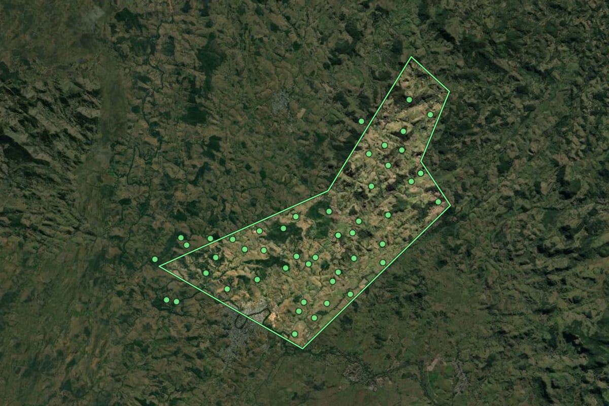 Imagem de satélite de Bom Jesus do Norte (ES), com o contorno do município e a posição dos imóveis desta página.