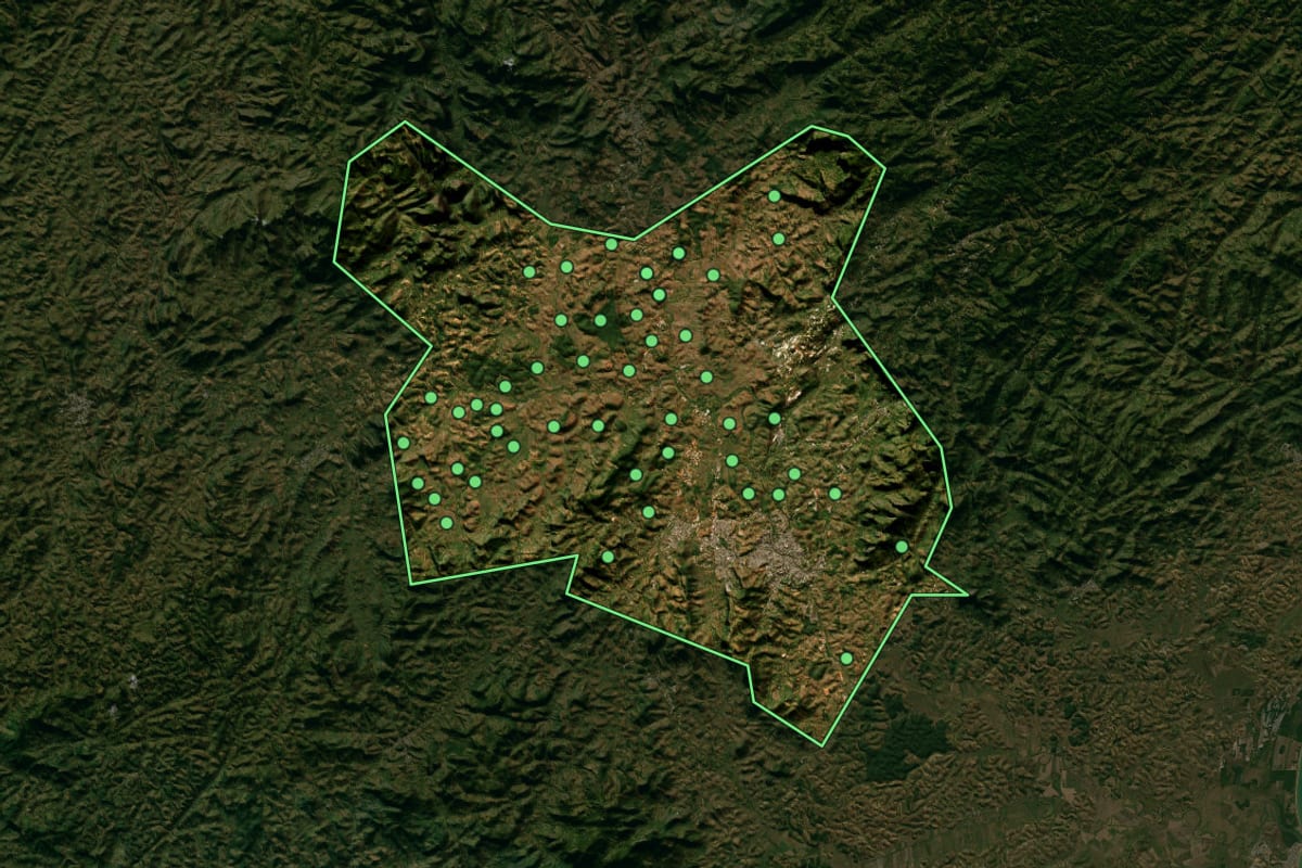Imagem de satélite de Cachoeiro de Itapemirim (ES), com o contorno do município e a posição dos imóveis desta página.