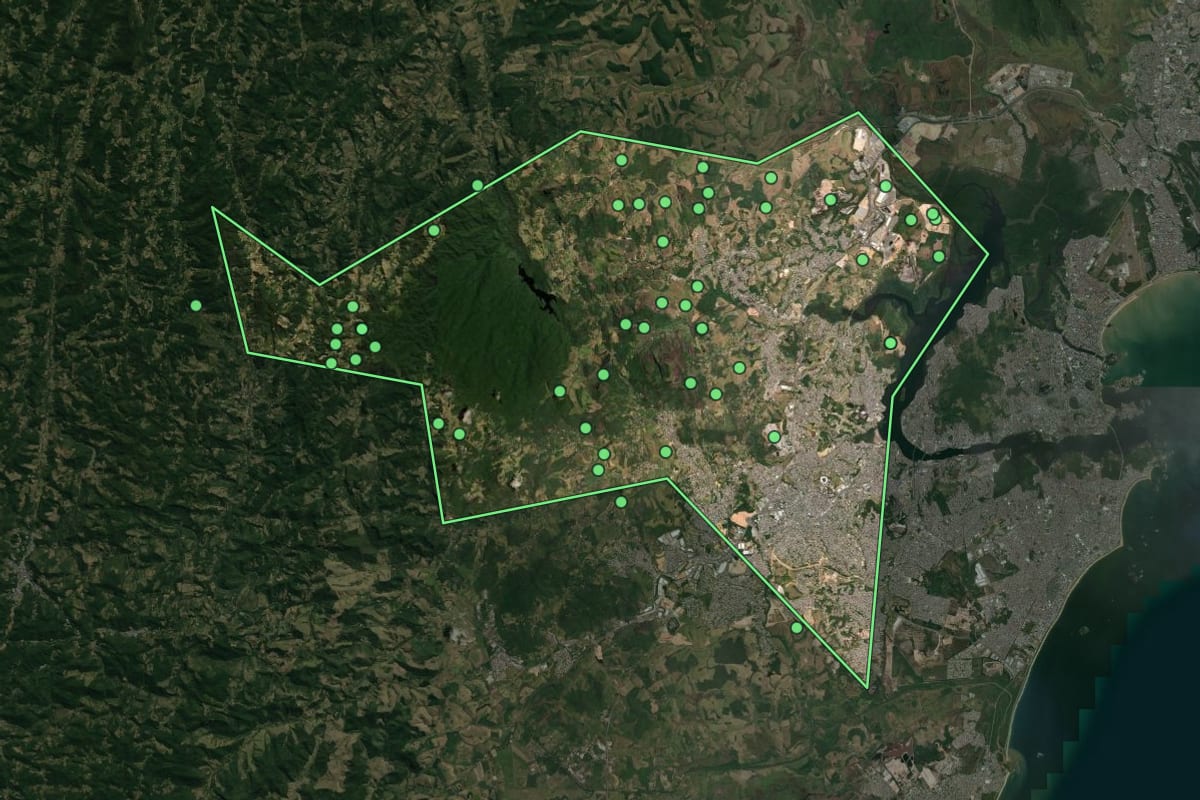 Imagem de satélite de Cariacica (ES), com o contorno do município e a posição dos imóveis desta página.