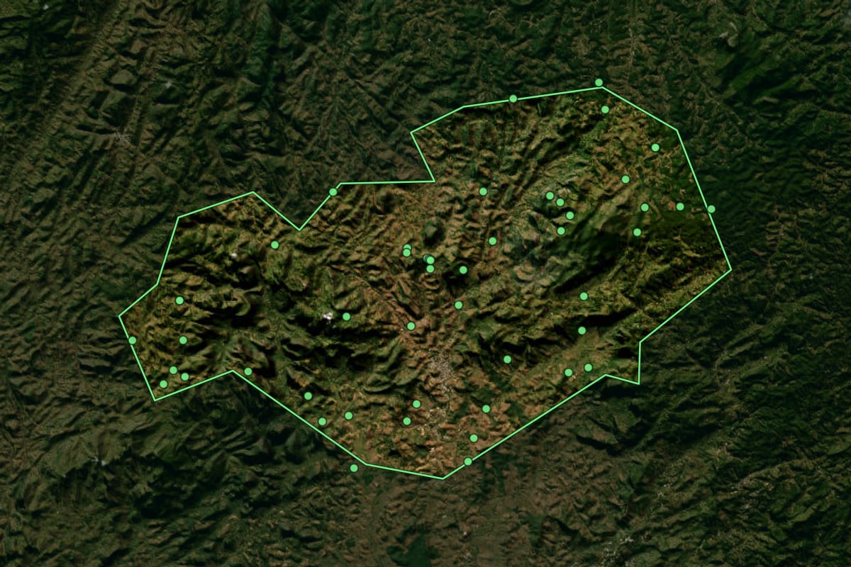 Imagem de satélite de Castelo (ES), com o contorno do município e a posição dos imóveis desta página.