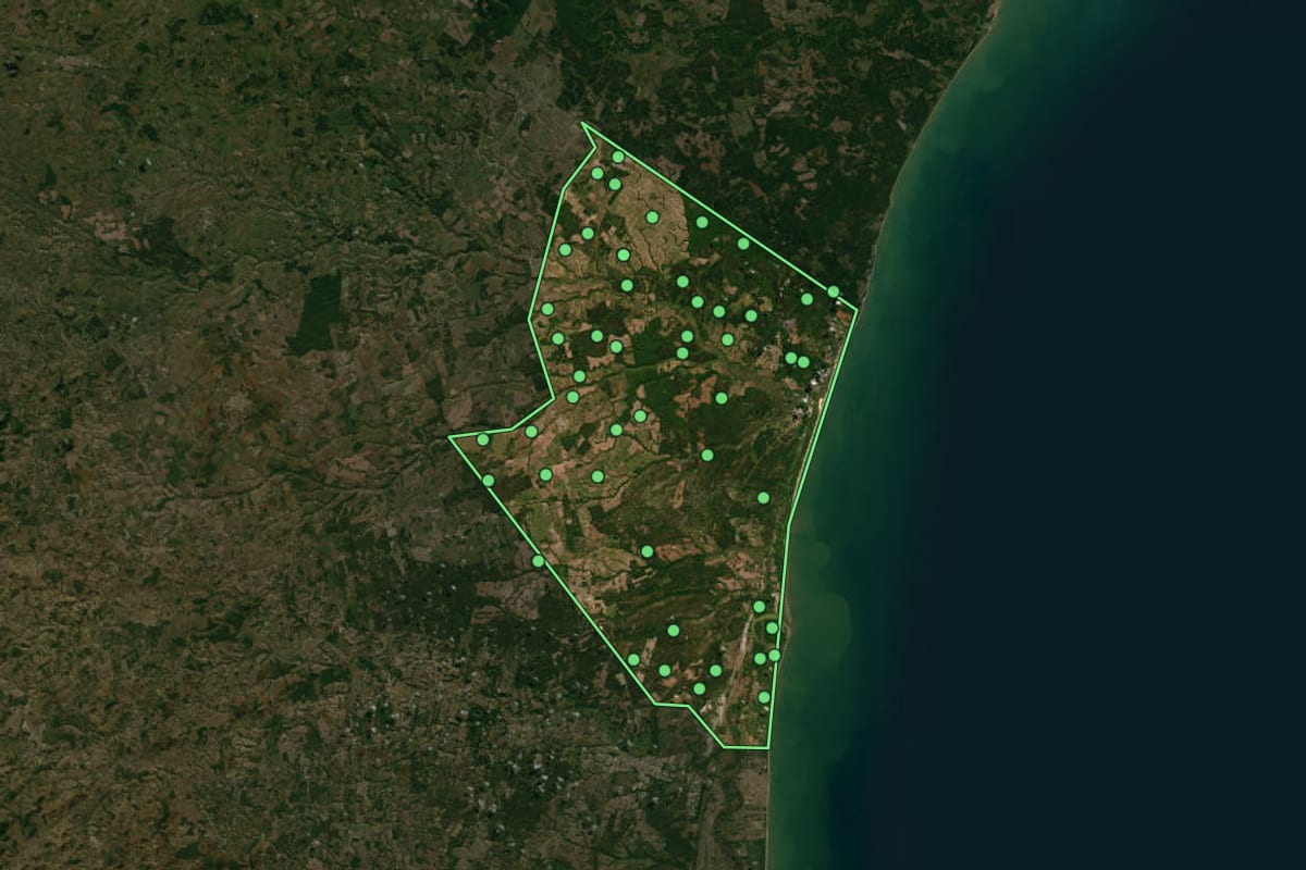 Imagem de satélite de Conceição da Barra (ES), com o contorno do município e a posição dos imóveis desta página.