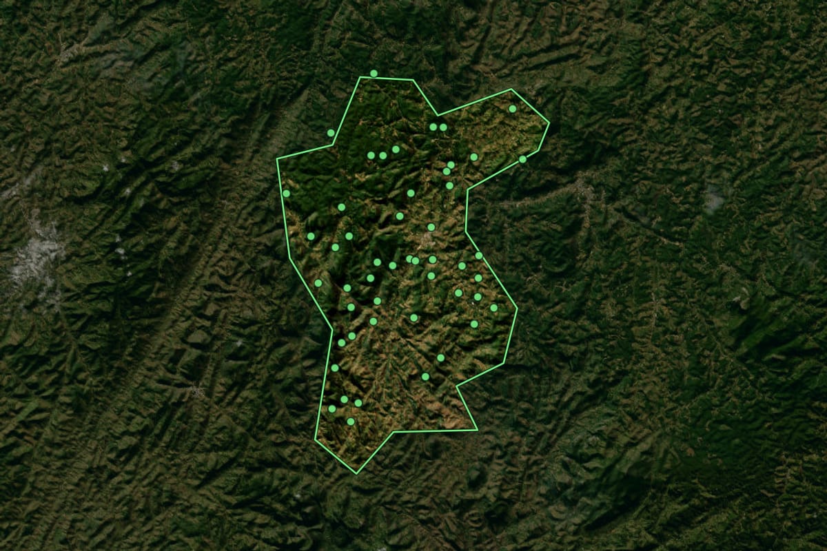 Imagem de satélite de Conceição do Castelo (ES), com o contorno do município e a posição dos imóveis desta página.