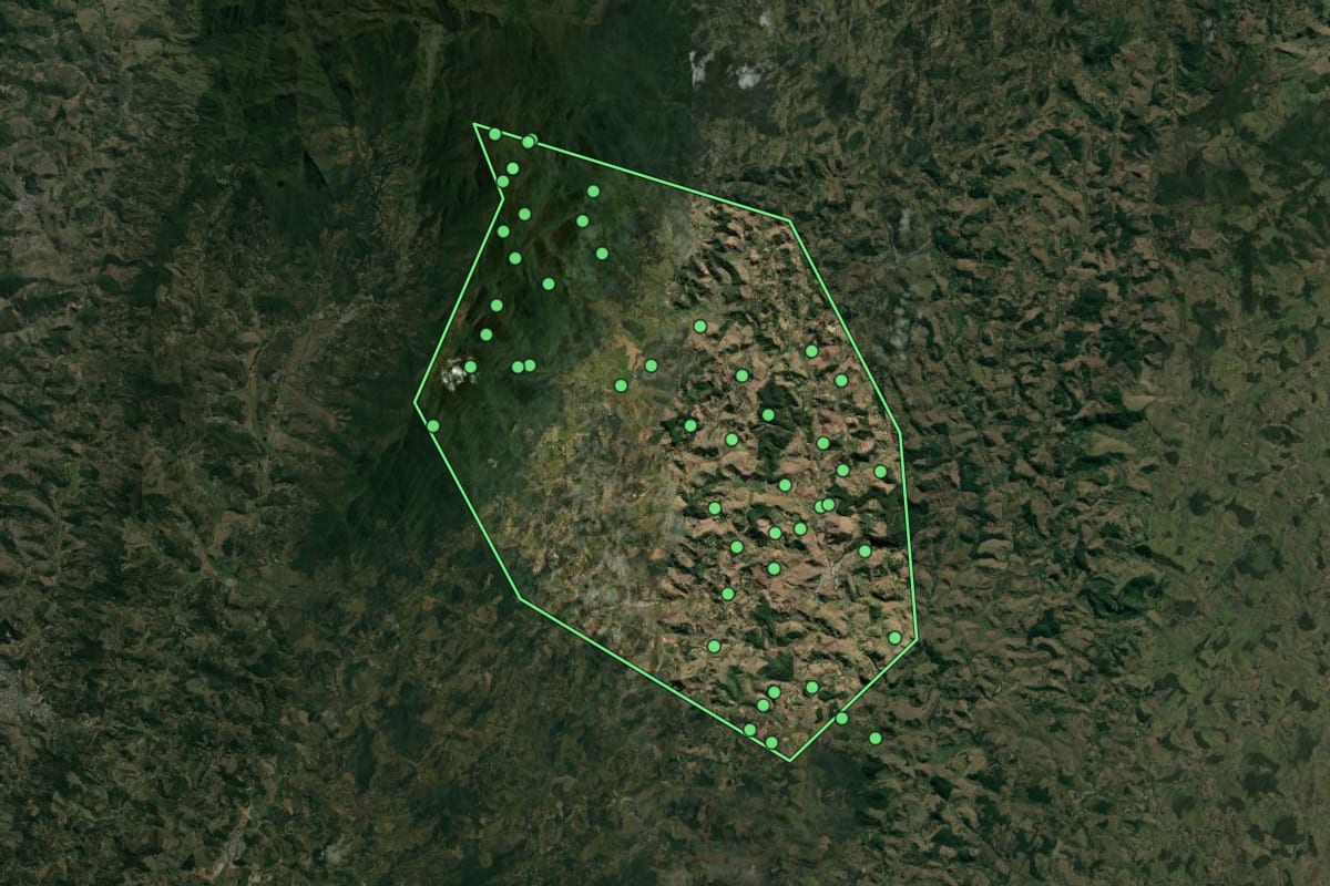 Imagem de satélite de Divino de São Lourenço (ES), com o contorno do município e a posição dos imóveis desta página.