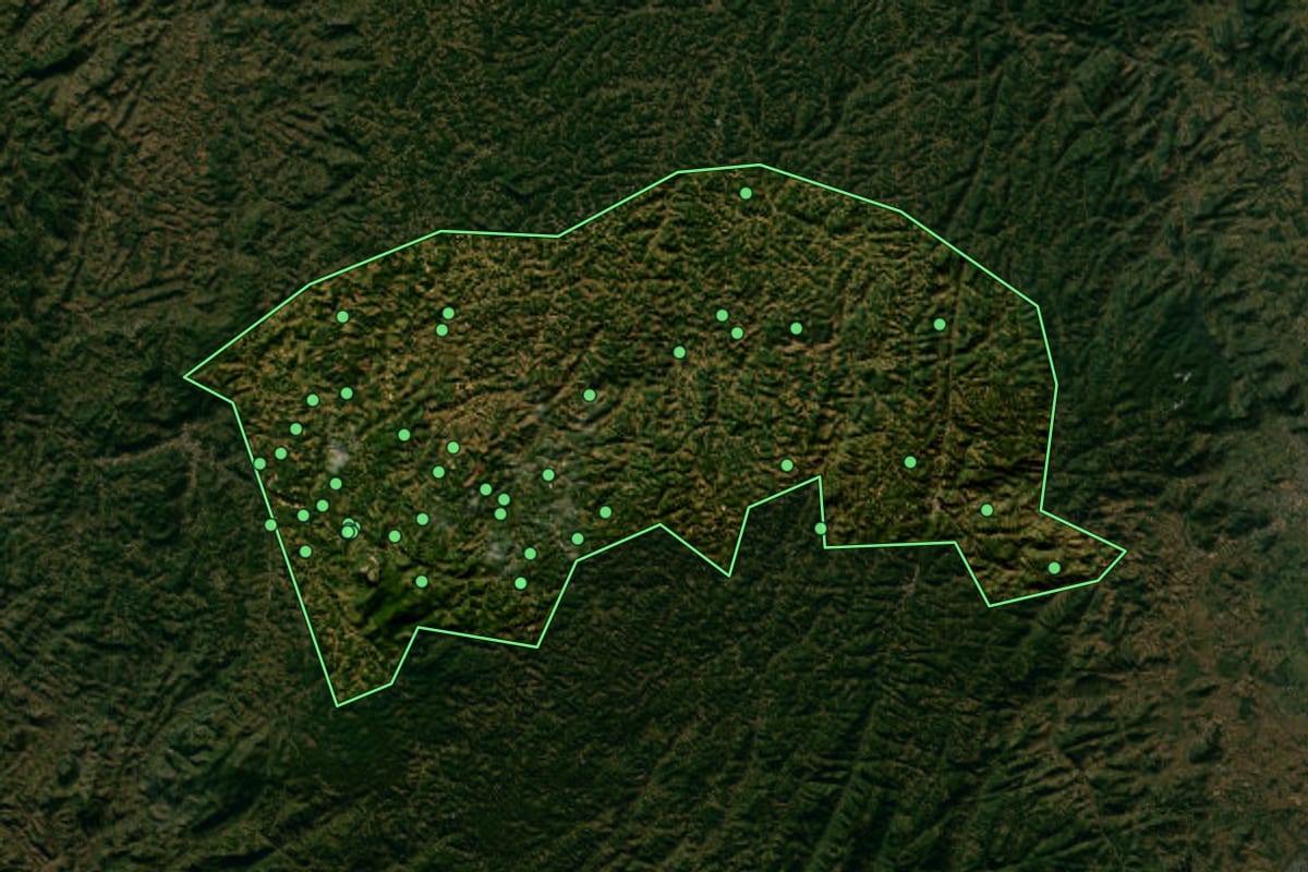 Imagem de satélite de Domingos Martins (ES), com o contorno do município e a posição dos imóveis desta página.