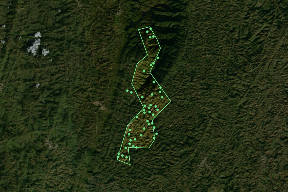 Imagem de satélite de Dores do Rio Preto (ES), com o contorno do município e a posição dos imóveis desta página.