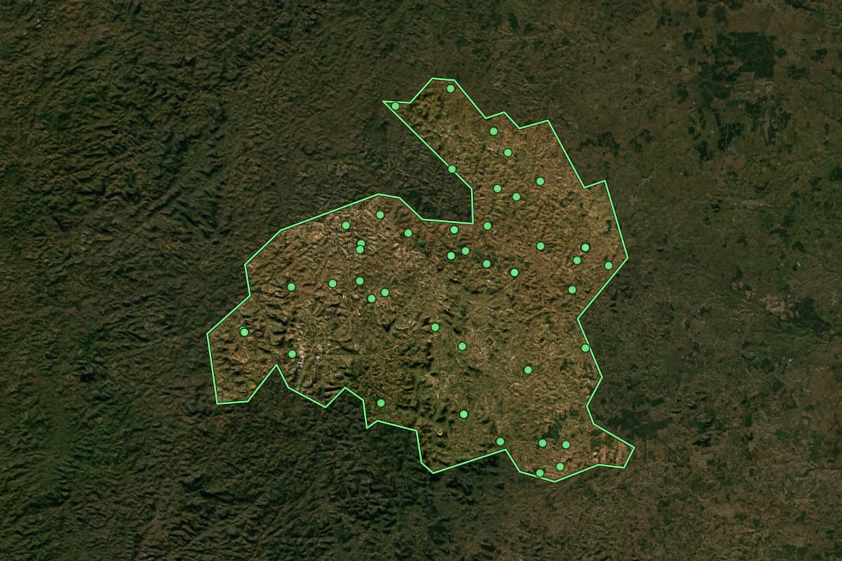 Imagem de satélite de Ecoporanga (ES), com o contorno do município e a posição dos imóveis desta página.