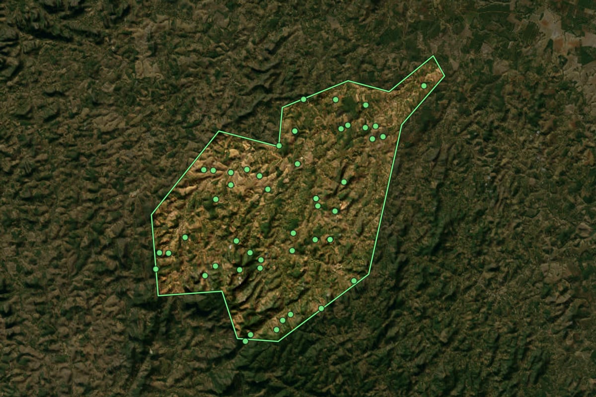 Imagem de satélite de Governador Lindenberg (ES), com o contorno do município e a posição dos imóveis desta página.
