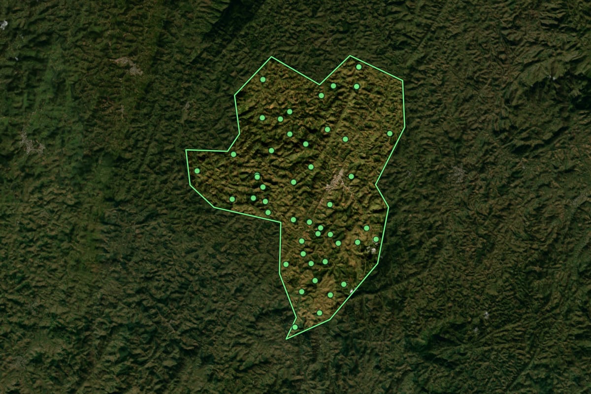 Imagem de satélite de Guaçuí (ES), com o contorno do município e a posição dos imóveis desta página.