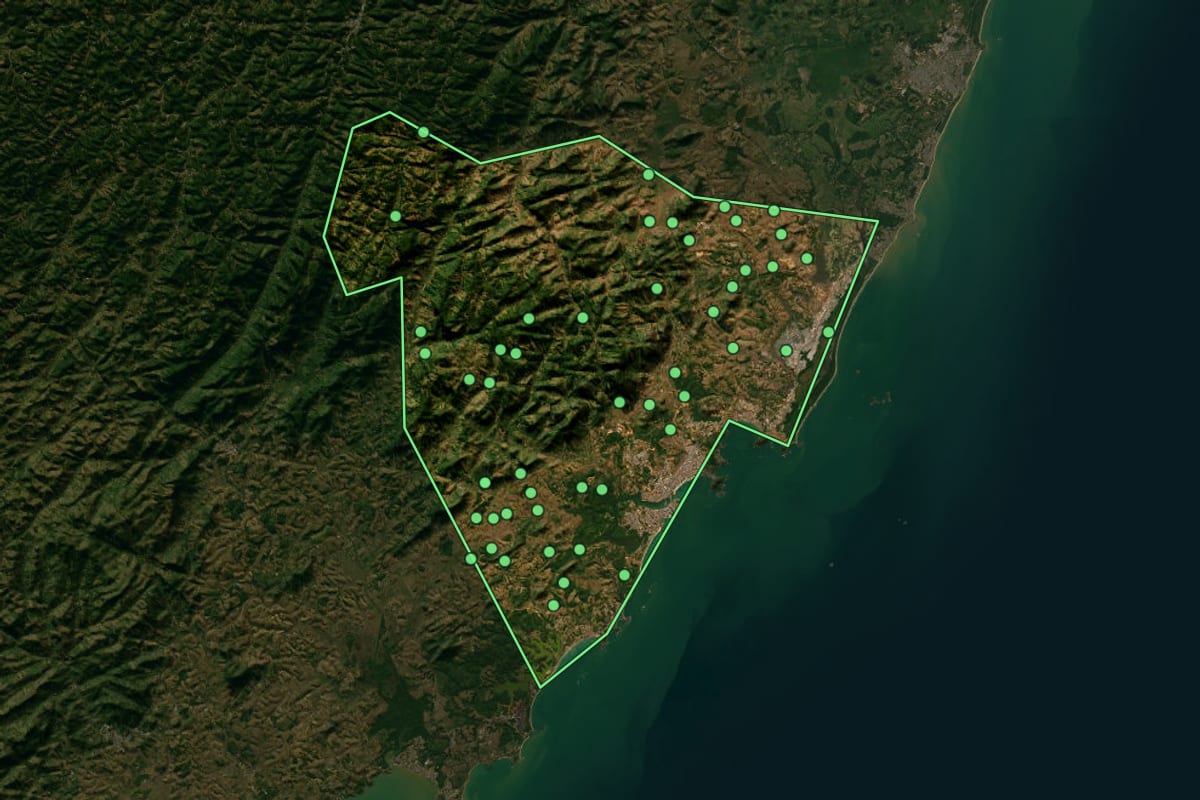 Imagem de satélite de Guarapari (ES), com o contorno do município e a posição dos imóveis desta página.