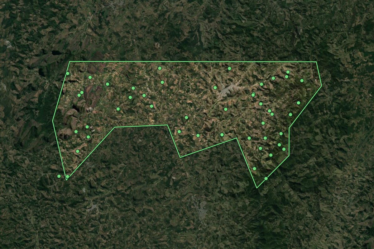 Imagem de satélite de Ibatiba (ES), com o contorno do município e a posição dos imóveis desta página.