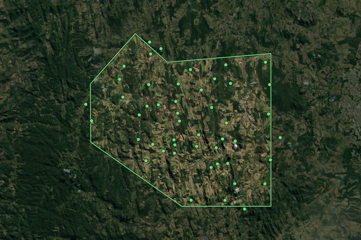 Imagem de satélite de Ibiraçu (ES), com o contorno do município e a posição dos imóveis desta página.