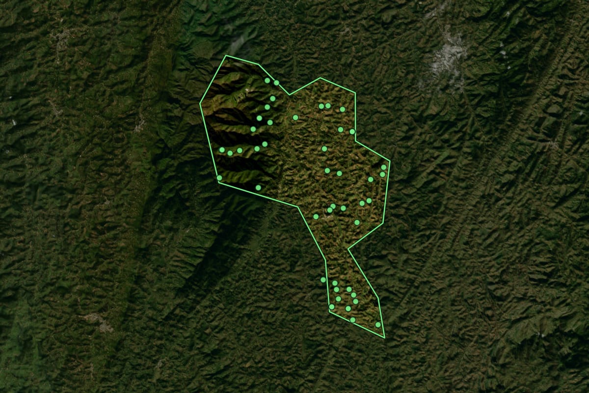 Imagem de satélite de Ibitirama (ES), com o contorno do município e a posição dos imóveis desta página.