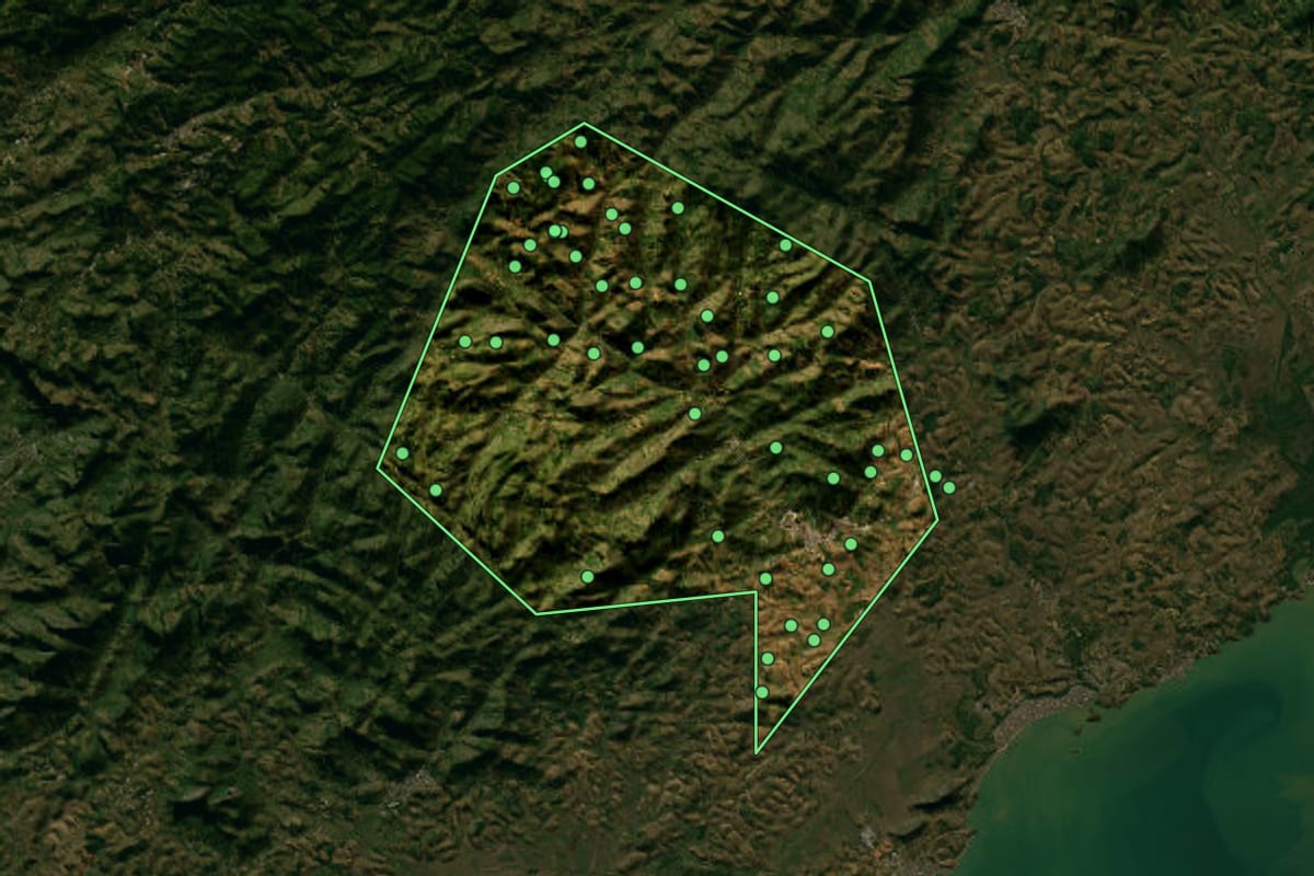 Imagem de satélite de Iconha (ES), com o contorno do município e a posição dos imóveis desta página.