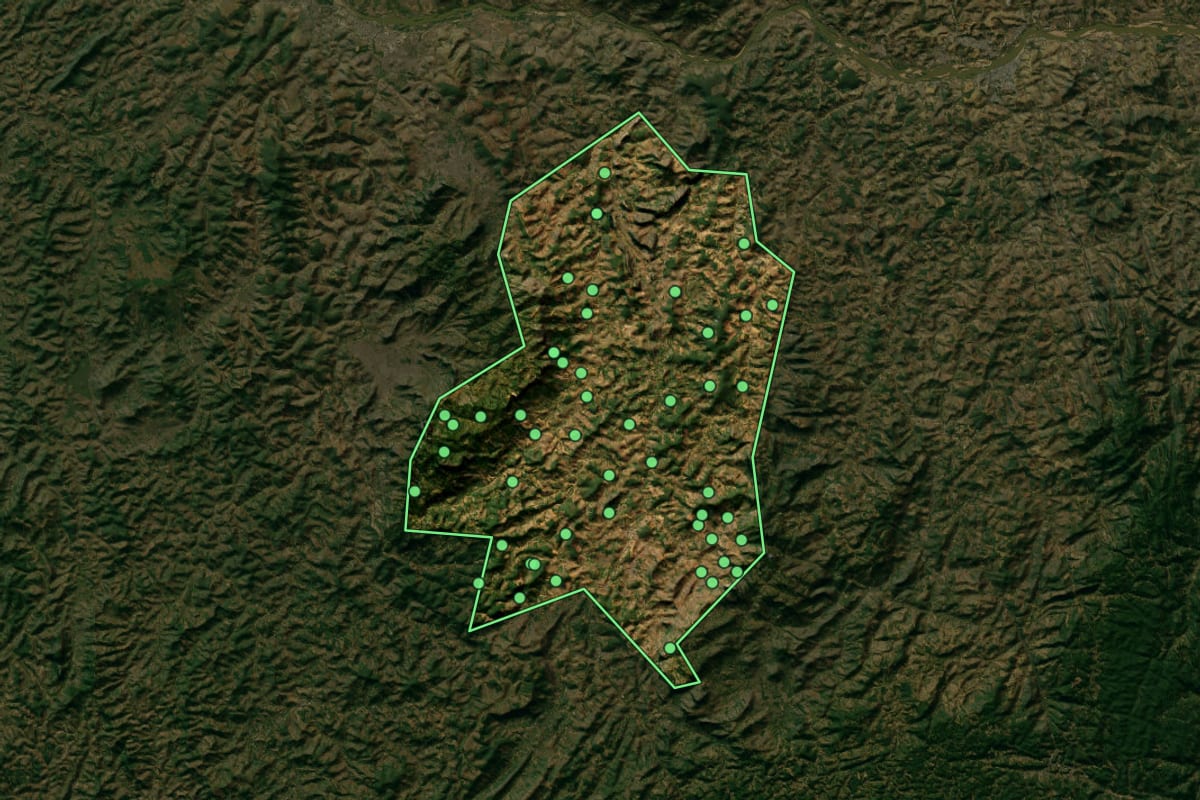 Imagem de satélite de Itaguaçu (ES), com o contorno do município e a posição dos imóveis desta página.