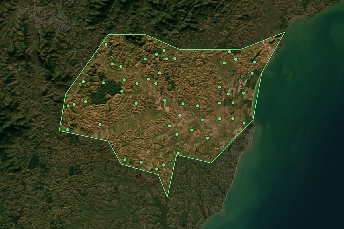 Imagem de satélite de Itapemirim (ES), com o contorno do município e a posição dos imóveis desta página.