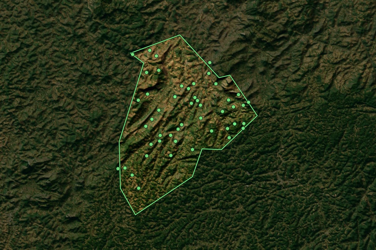 Imagem de satélite de Itarana (ES), com o contorno do município e a posição dos imóveis desta página.