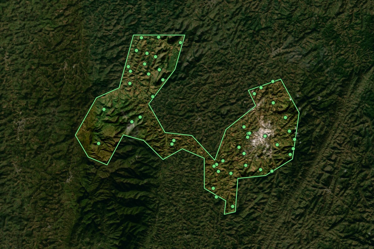 Imagem de satélite de Iúna (ES), com o contorno do município e a posição dos imóveis desta página.
