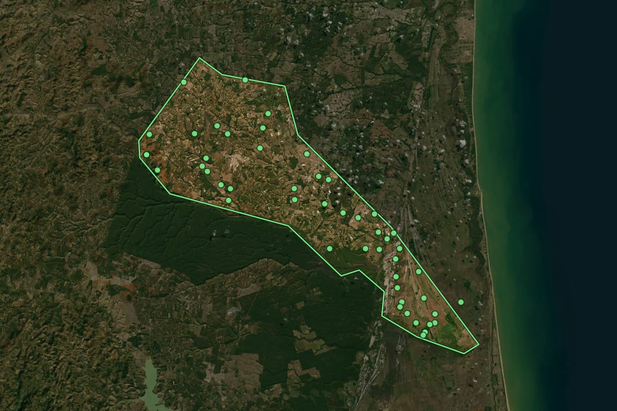 Imagem de satélite de Jaguaré (ES), com o contorno do município e a posição dos imóveis desta página.