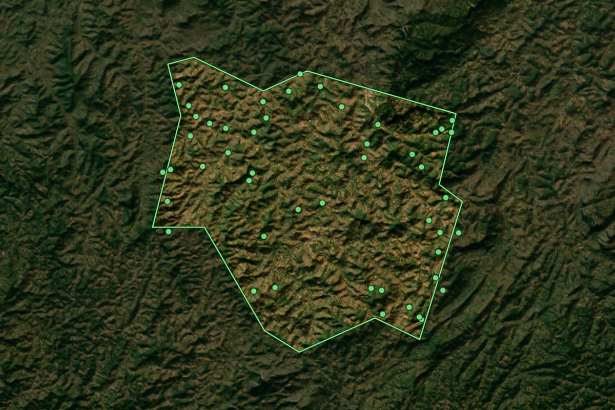 Imagem de satélite de Laranja da Terra (ES), com o contorno do município e a posição dos imóveis desta página.