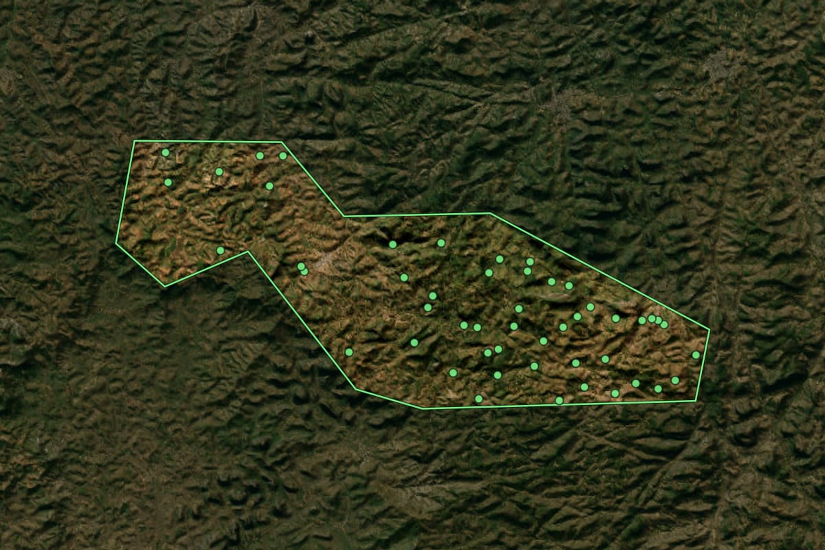 Imagem de satélite de Mantenópolis (ES), com o contorno do município e a posição dos imóveis desta página.