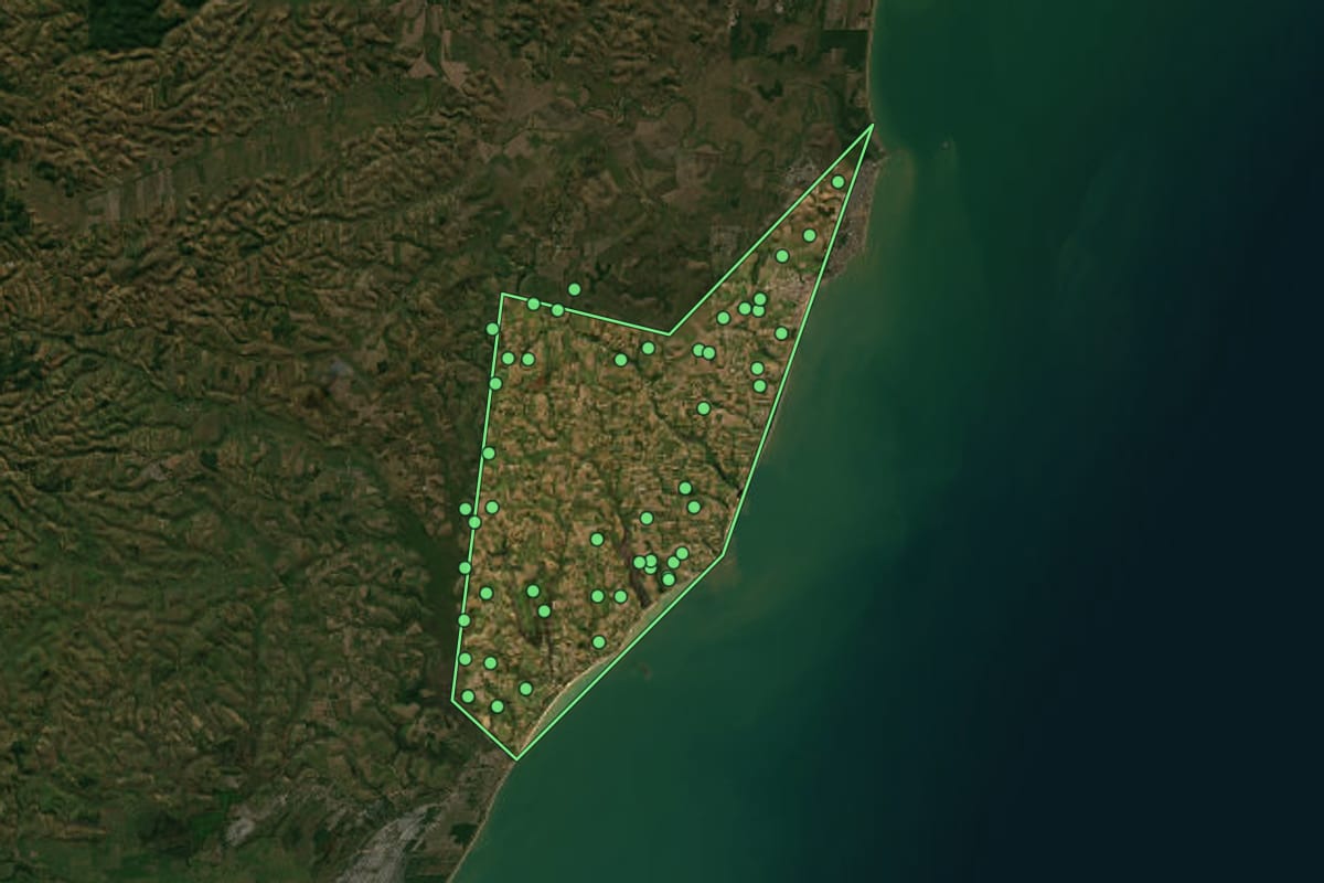 Imagem de satélite de Marataízes (ES), com o contorno do município e a posição dos imóveis desta página.