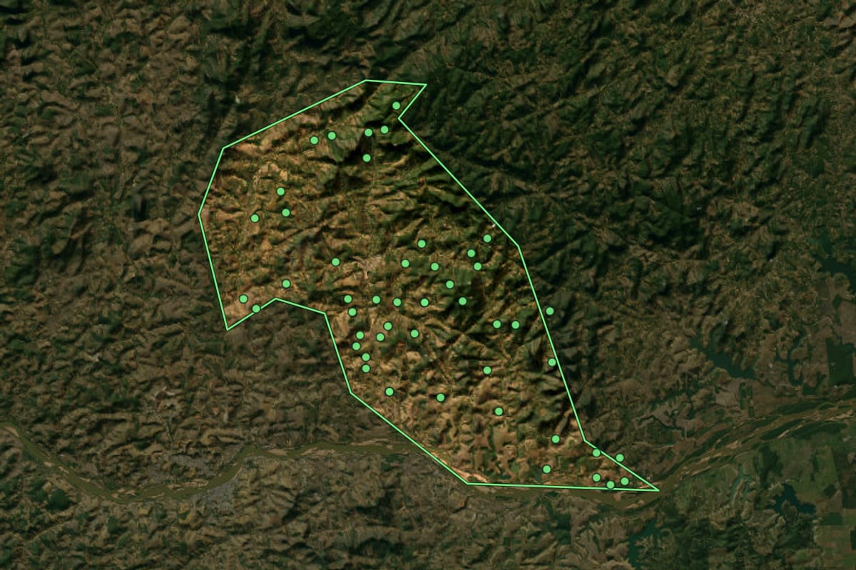 Imagem de satélite de Marilândia (ES), com o contorno do município e a posição dos imóveis desta página.