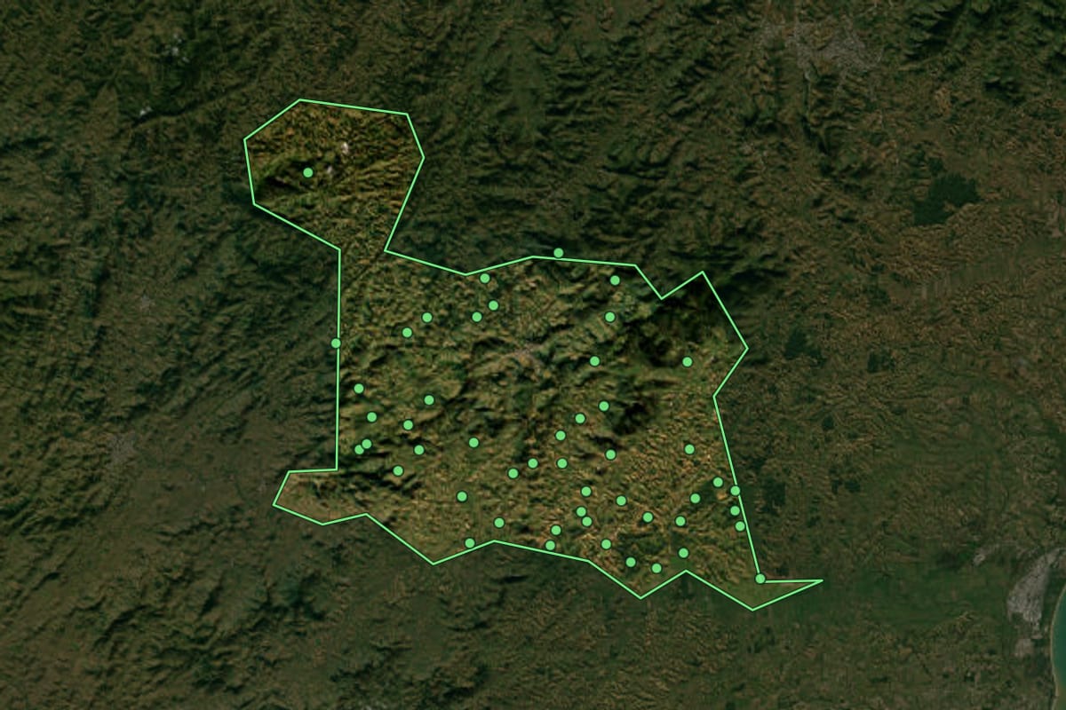 Imagem de satélite de Mimoso do Sul (ES), com o contorno do município e a posição dos imóveis desta página.