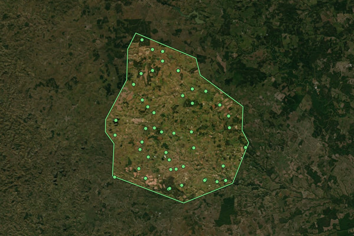 Imagem de satélite de Montanha (ES), com o contorno do município e a posição dos imóveis desta página.