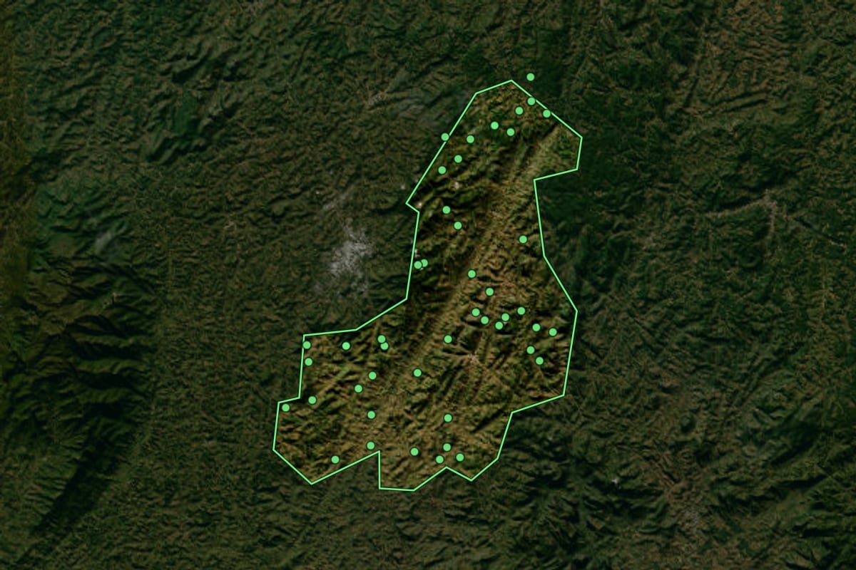 Imagem de satélite de Muniz Freire (ES), com o contorno do município e a posição dos imóveis desta página.