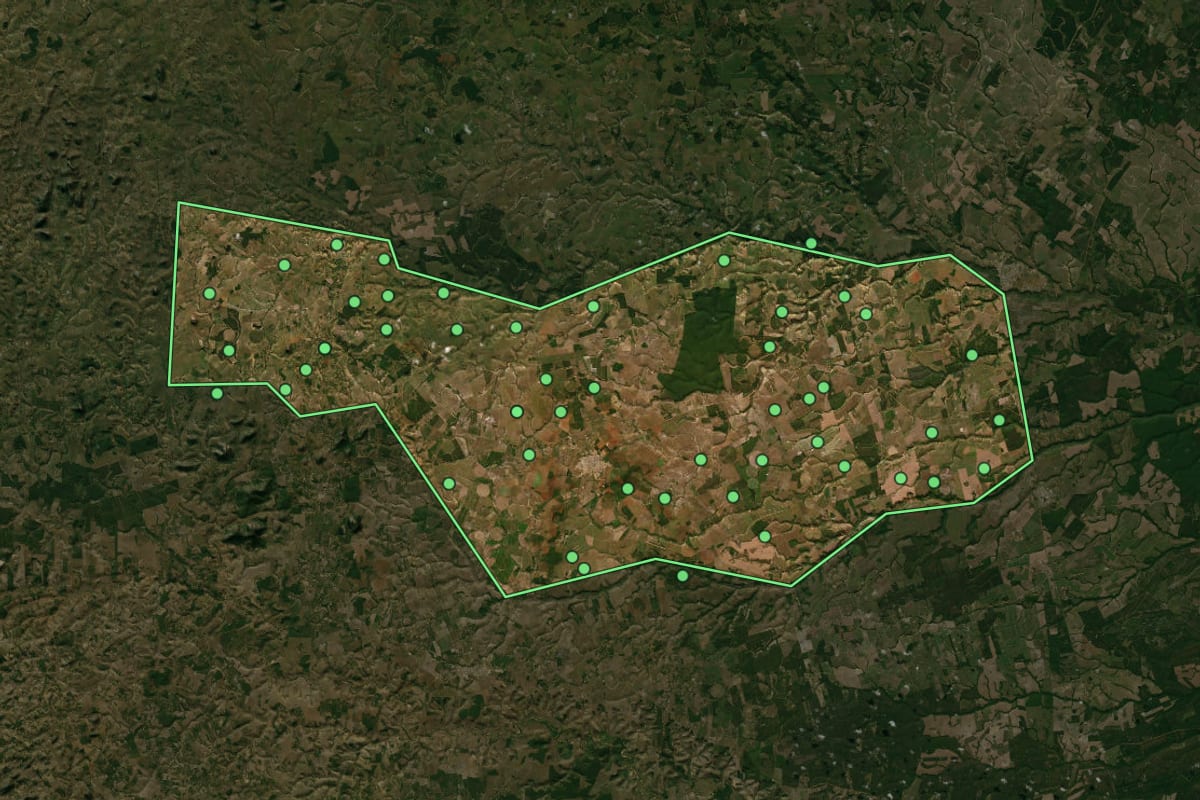 Imagem de satélite de Pinheiros (ES), com o contorno do município e a posição dos imóveis desta página.