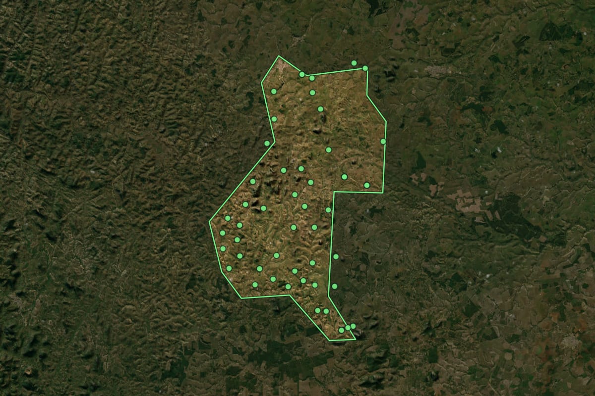 Imagem de satélite de Ponto Belo (ES), com o contorno do município e a posição dos imóveis desta página.