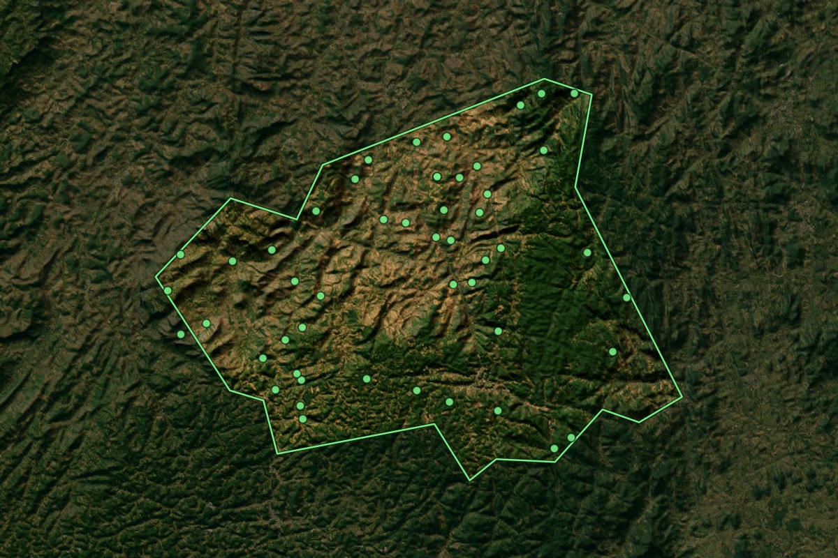 Imagem de satélite de Santa Teresa (ES), com o contorno do município e a posição dos imóveis desta página.