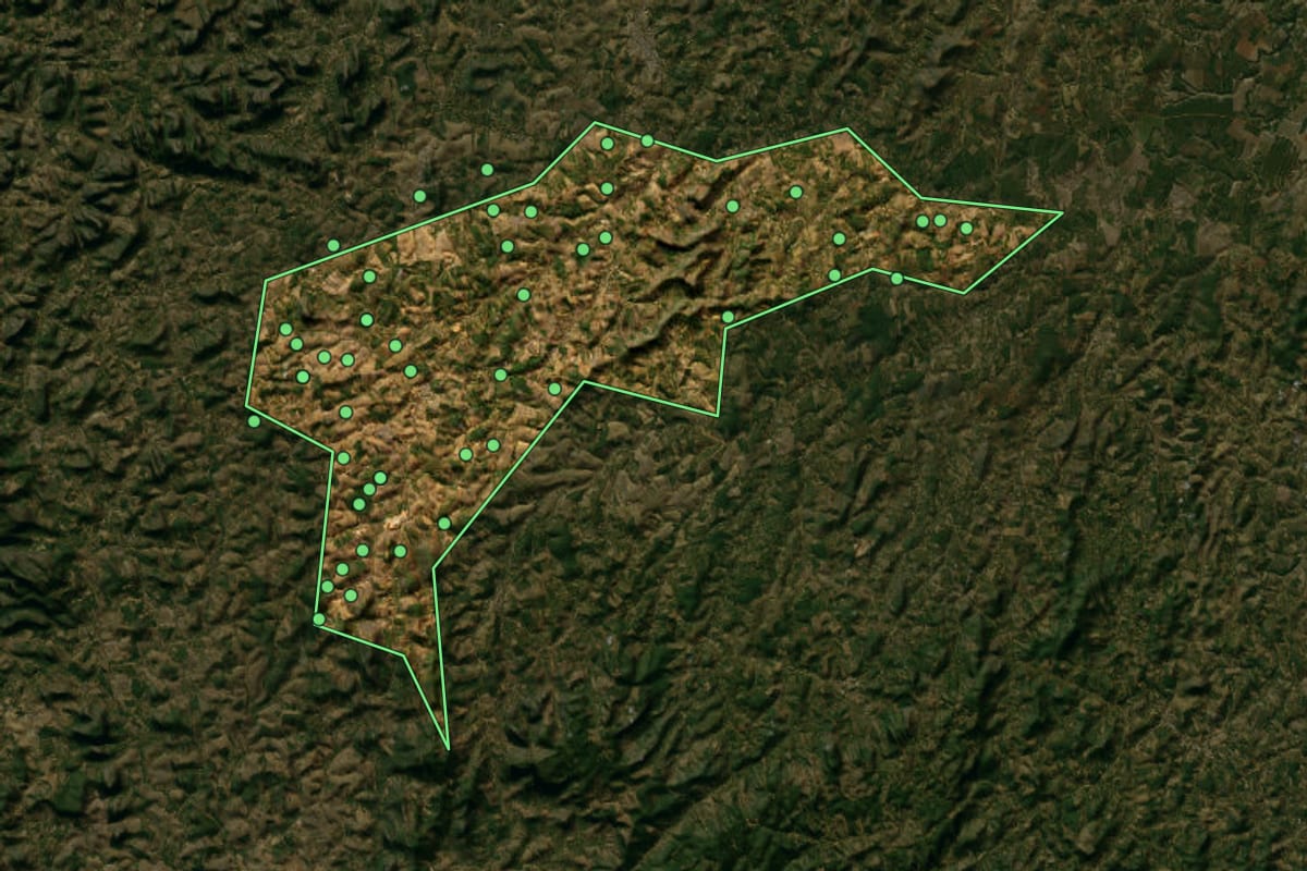 Imagem de satélite de São Domingos do Norte (ES), com o contorno do município e a posição dos imóveis desta página.