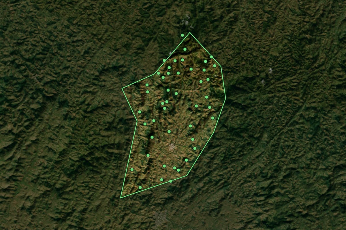 Imagem de satélite de São José do Calçado (ES), com o contorno do município e a posição dos imóveis desta página.