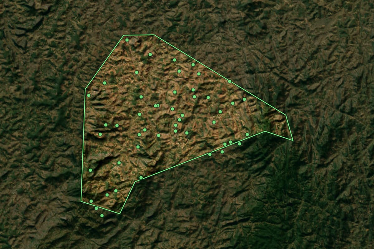 Imagem de satélite de São Roque do Canaã (ES), com o contorno do município e a posição dos imóveis desta página.