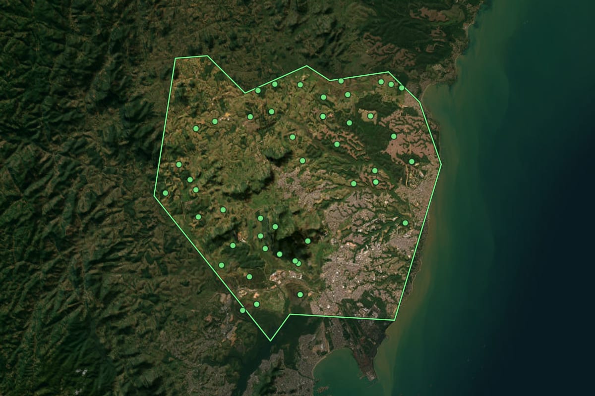 Imagem de satélite de Serra (ES), com o contorno do município e a posição dos imóveis desta página.